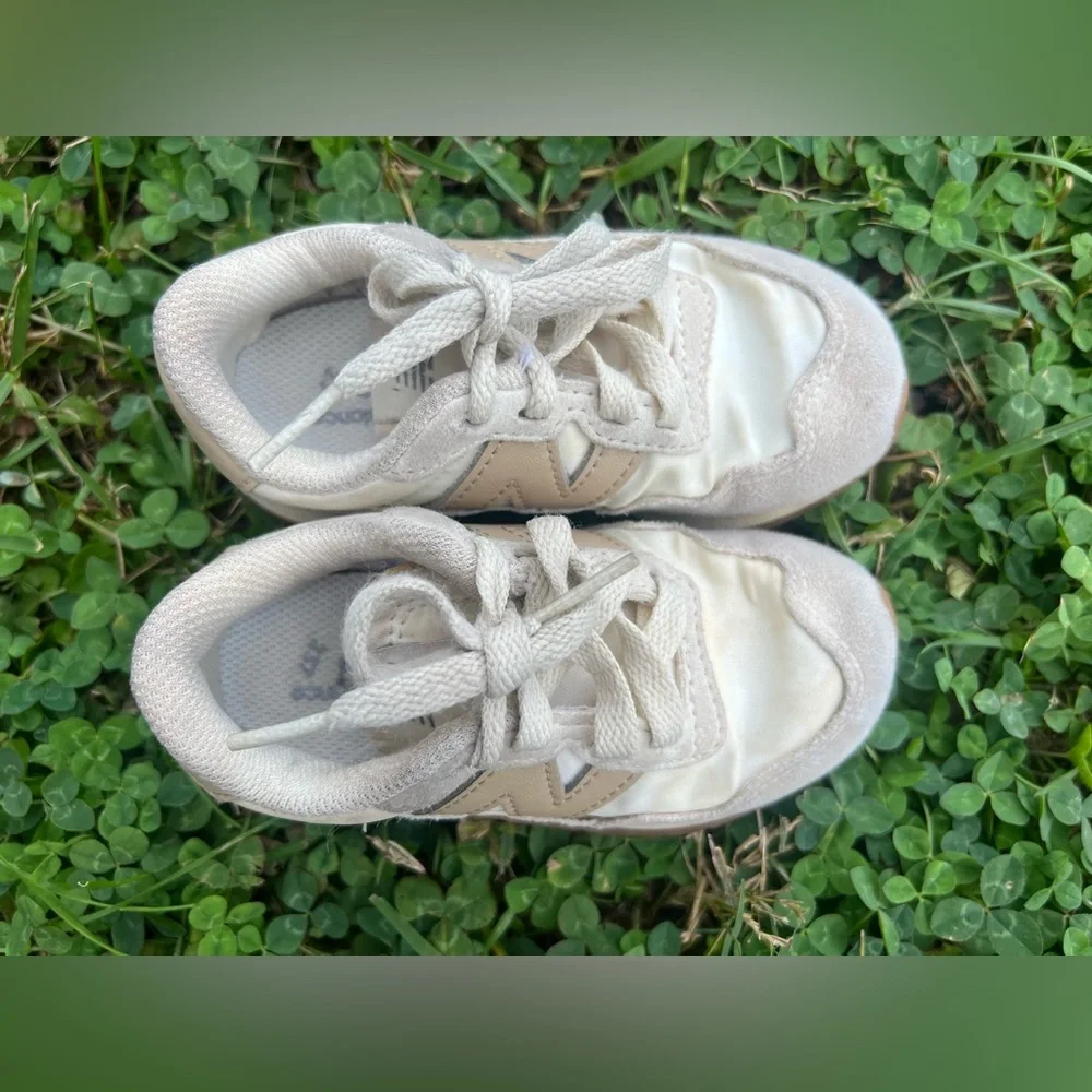 New Balance Child Size 8 Cream & Grey Running Shoes - Picture 2 of 11